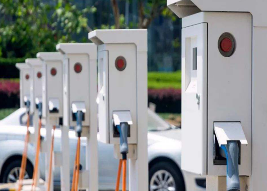 英國電動汽車行業陷入困境，英媒：中國背鍋！